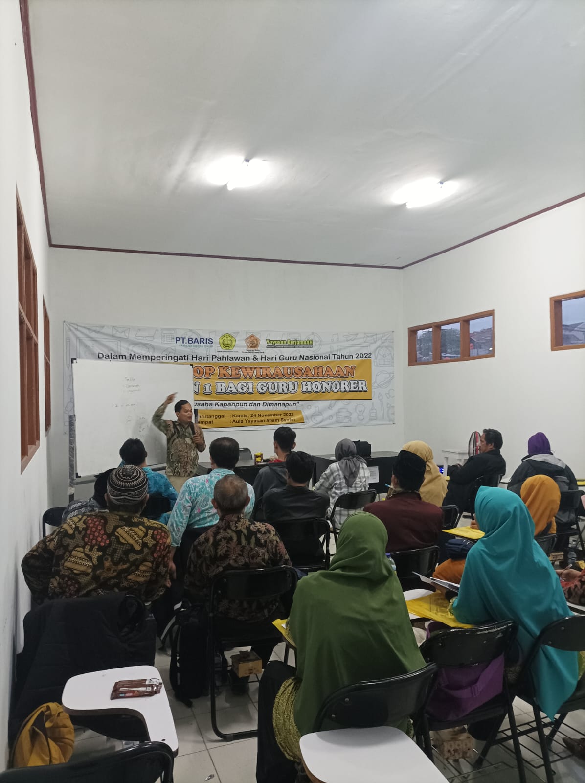 PERINGATI HARI GURU NASIONAL, YAYASAN BERJAMAAH GELAR WORKSHOP KEWIRAUSAHAAN ANGKATAN 1 BAGI GURU HONORER