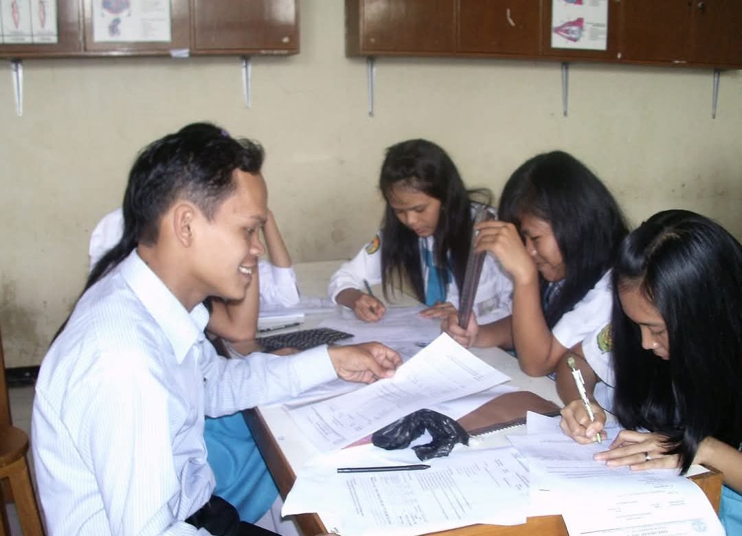 mang imam saat menjadi guru SMA Mekar Arum